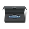 COUTEAU VICTORINOX PIONEER X ALOX GLACIAL BLUE - ÉDITION LIMITÉE 2026